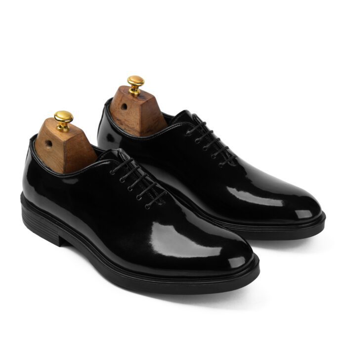 Oxford Whole Cut Shoes – shiny Black